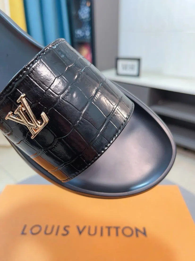 Men's shoes 💰260🌹🌹 (lv-Louis Vuitton) new men's sandals, high-end boutique, exquisite embossed logo decoration on the upper, fine workmanship, super soft soles, casual, loose and comfortable, a must-have in summer! \nsize：38-44